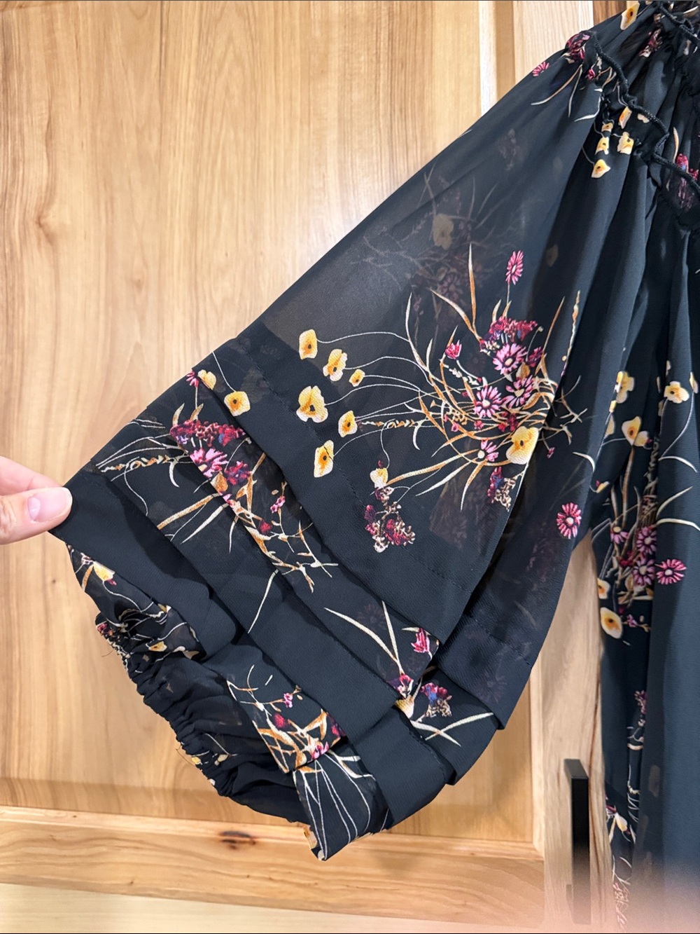 Entro Women’s Sz S Black Floral Smocked Peasant Flowy 3/4 Sleeve Relaxed Fit Top - Picture 2 of 9